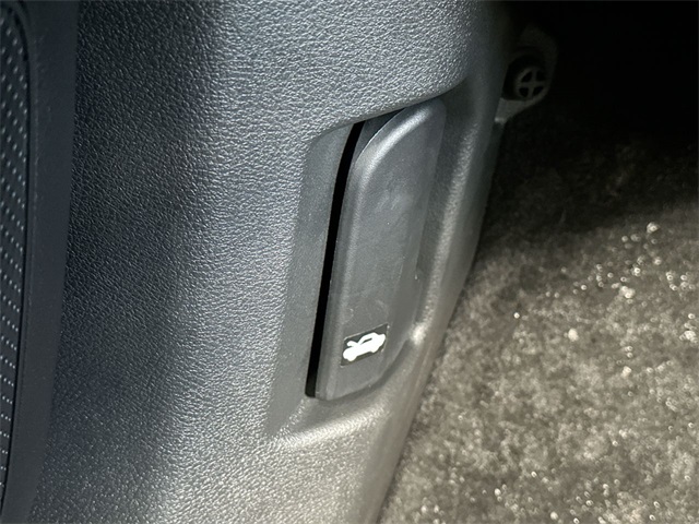 Vehicle image 17 of 33