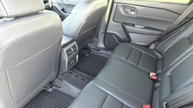 Vehicle image 24 of 30