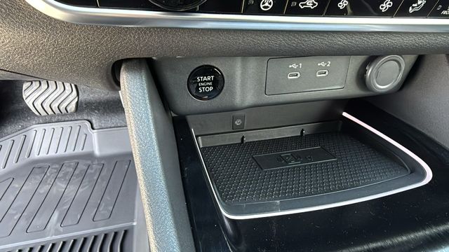 Vehicle image 17 of 30