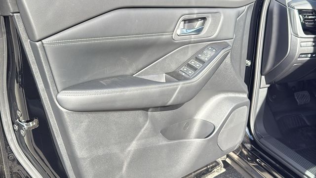 Vehicle image 23 of 30