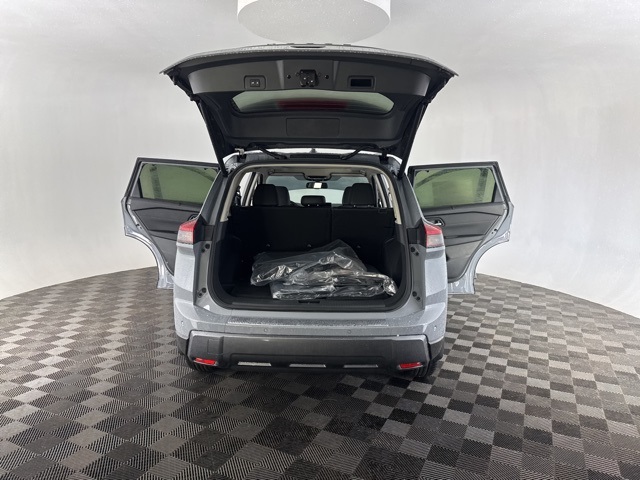 Vehicle image 16 of 28