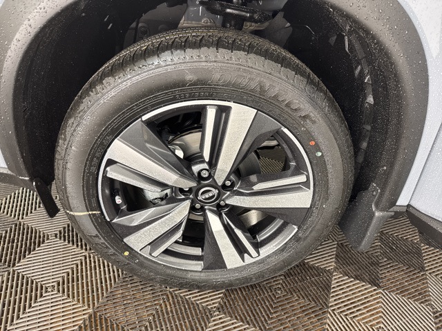 Vehicle image 27 of 28