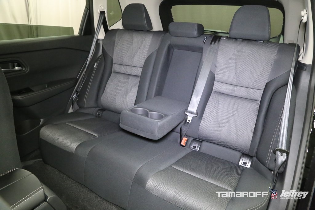 Vehicle image 16 of 18