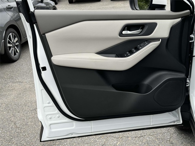 Vehicle image 16 of 18