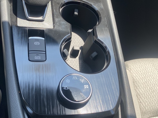 Vehicle image 27 of 36