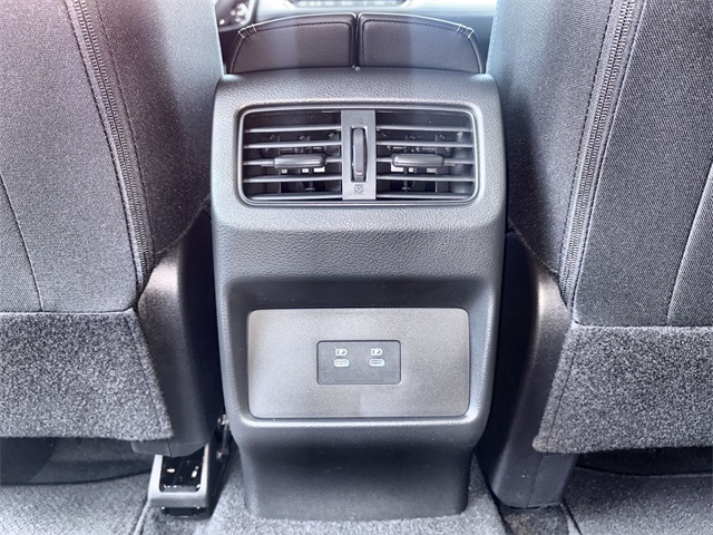 Vehicle image 27 of 40