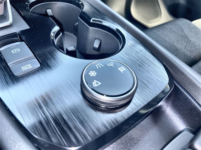 Vehicle image 29 of 40