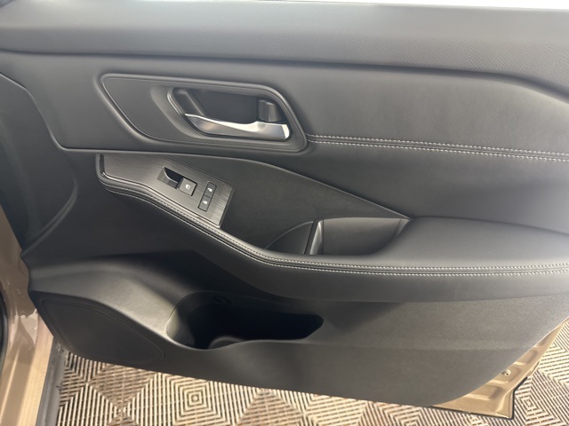 Vehicle image 17 of 28