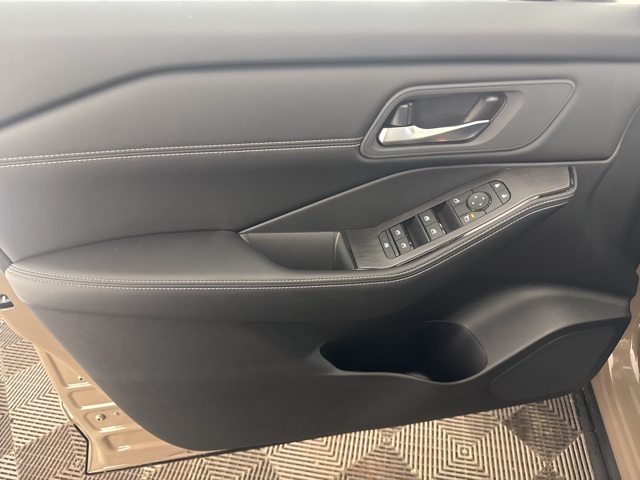 Vehicle image 18 of 28