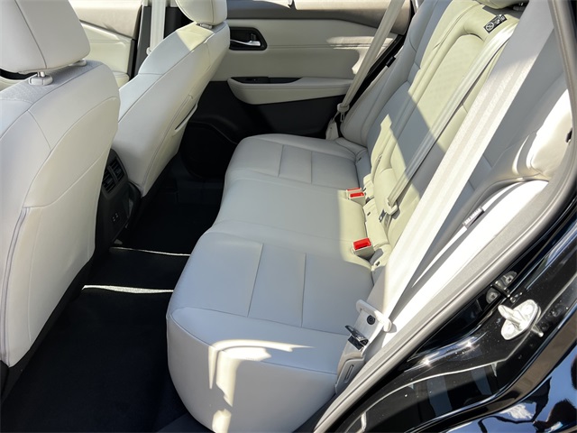 Vehicle image 13 of 28