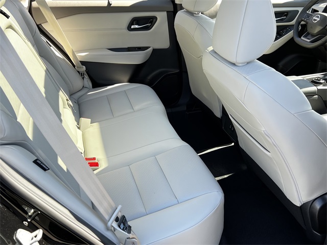 Vehicle image 12 of 28