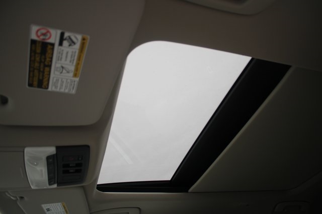 Vehicle image 18 of 21