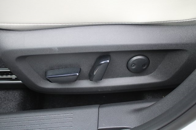 Vehicle image 7 of 21