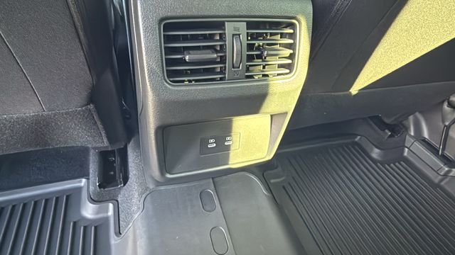 Vehicle image 17 of 41