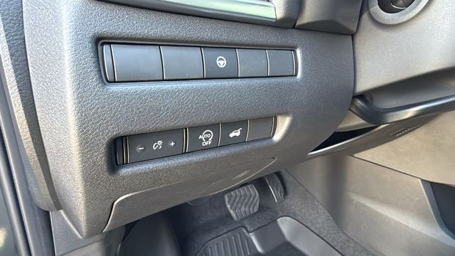 Vehicle image 33 of 41