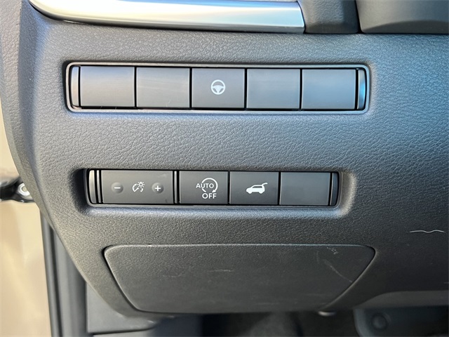 Vehicle image 12 of 28