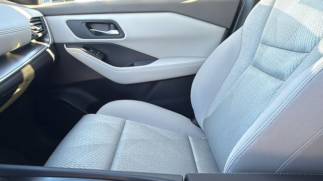 Vehicle image 23 of 35
