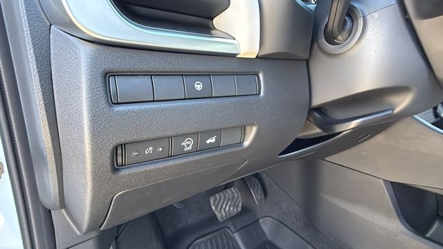 Vehicle image 33 of 35