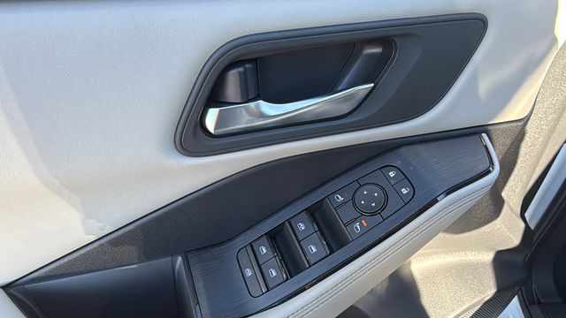 Vehicle image 20 of 35