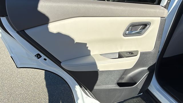 Vehicle image 13 of 35