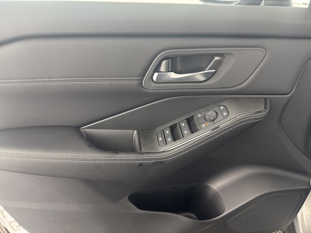 Vehicle image 21 of 28