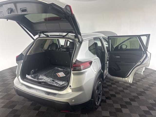 Vehicle image 16 of 28