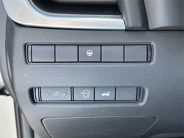 Vehicle image 12 of 28