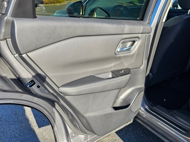 Vehicle image 27 of 34