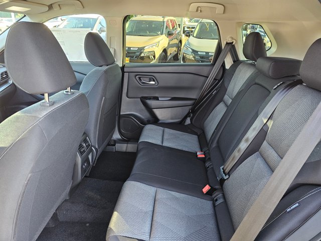 Vehicle image 17 of 34