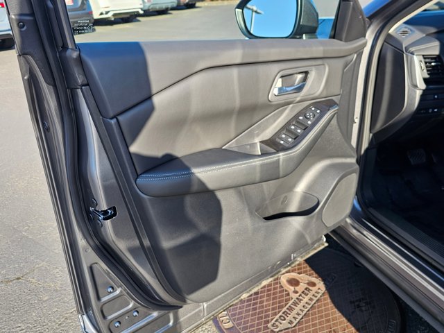 Vehicle image 33 of 34