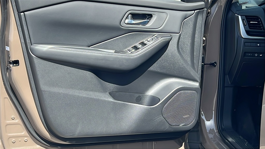 Vehicle image 23 of 30