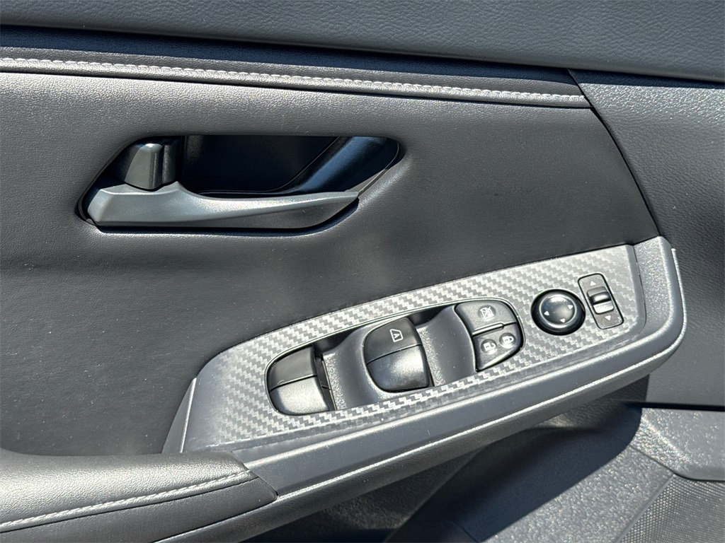 Vehicle image 28 of 32
