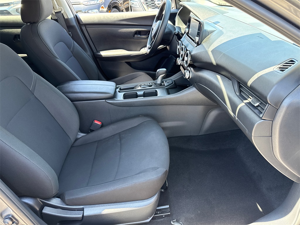 Vehicle image 17 of 32