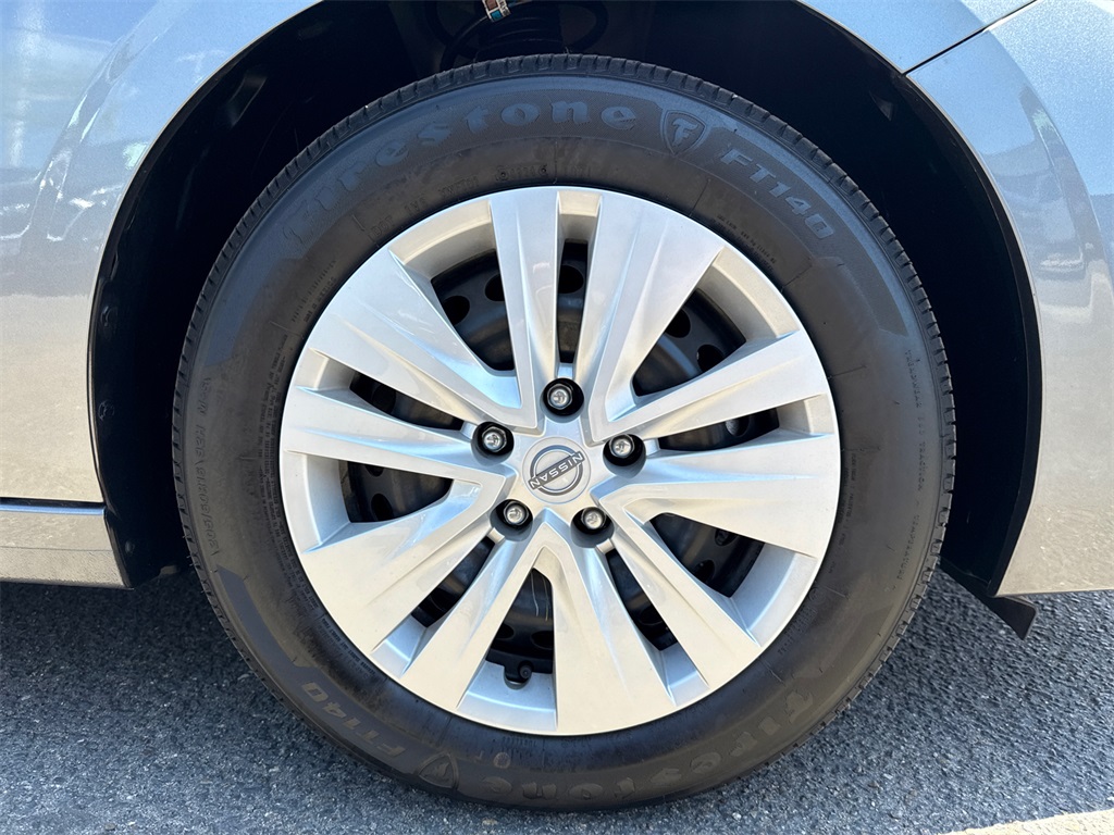 Vehicle image 10 of 32