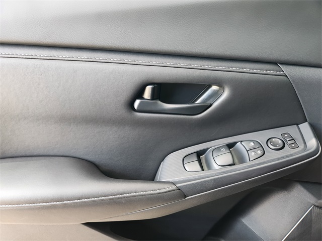 Vehicle image 17 of 22