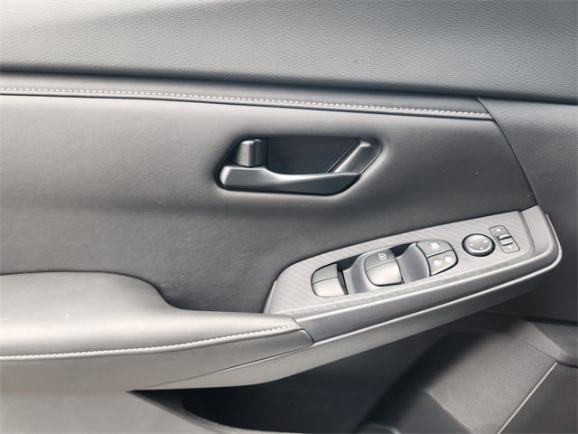 Vehicle image 16 of 22