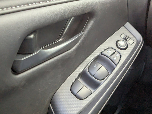 Vehicle image 21 of 25