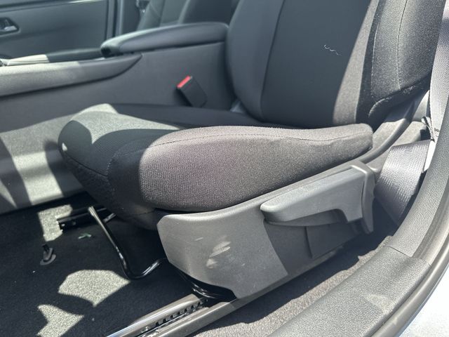 Vehicle image 32 of 35