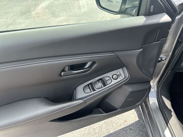 Vehicle image 25 of 35