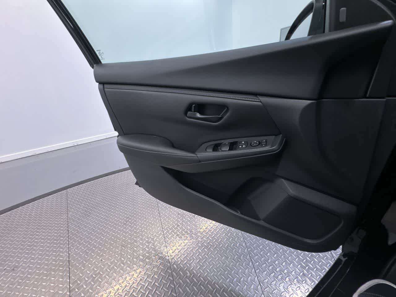 Vehicle image 27 of 40