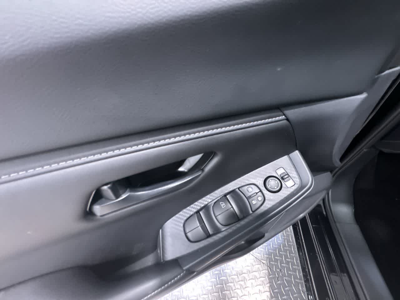 Vehicle image 26 of 40