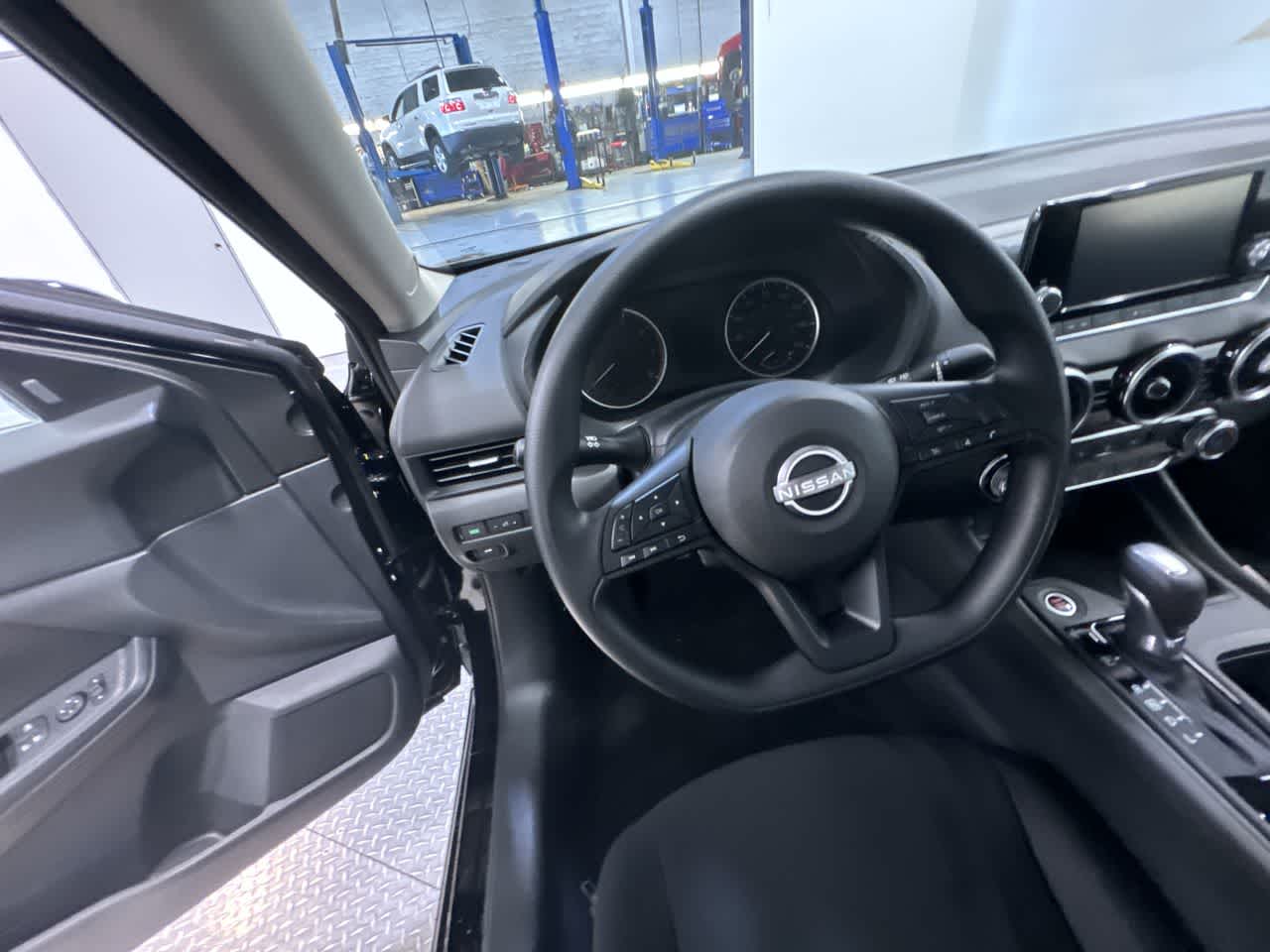 Vehicle image 17 of 40