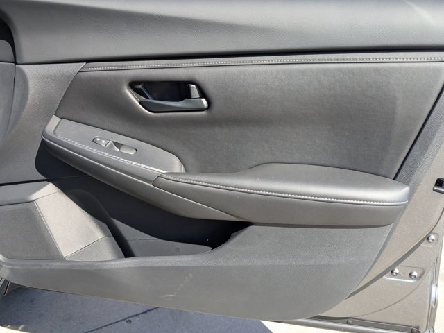 Vehicle image 21 of 22