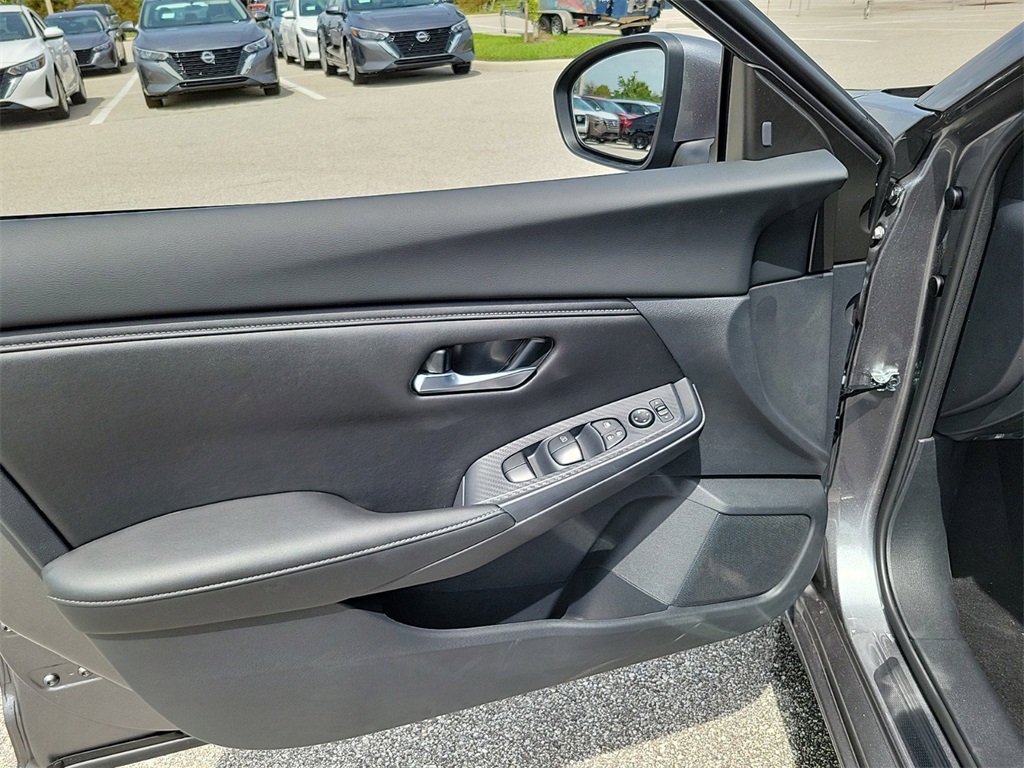 Vehicle image 11 of 14