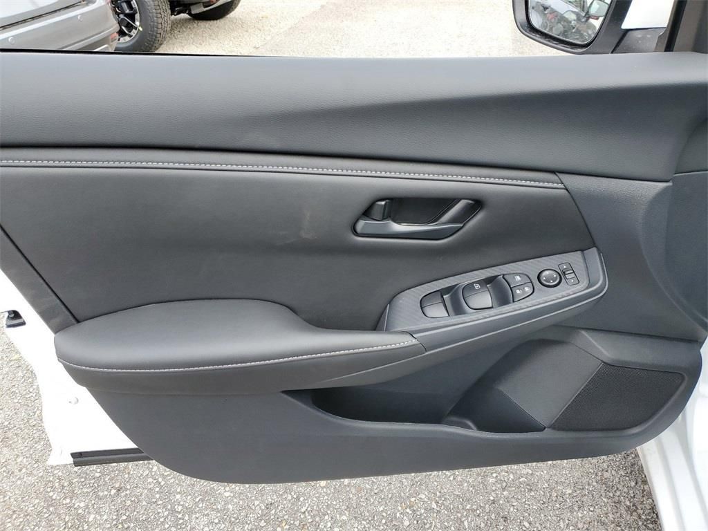 Vehicle image 8 of 9
