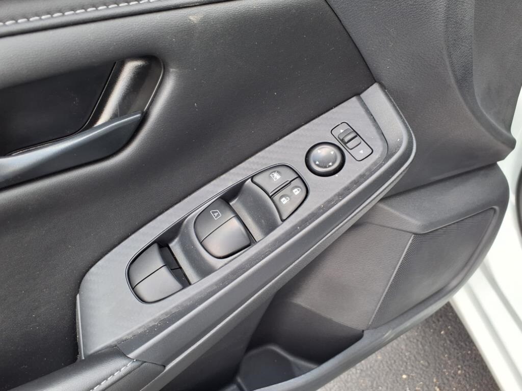 Vehicle image 23 of 26