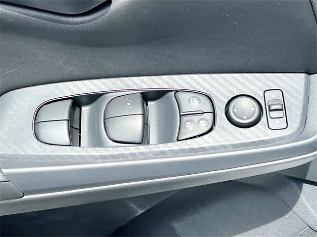 Vehicle image 31 of 33