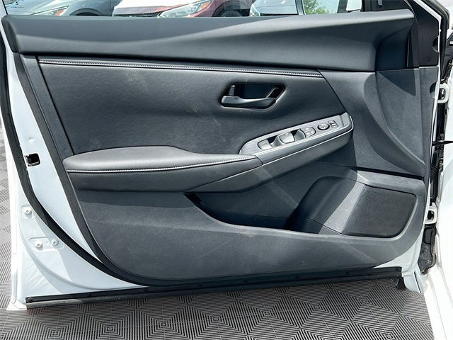 Vehicle image 25 of 33