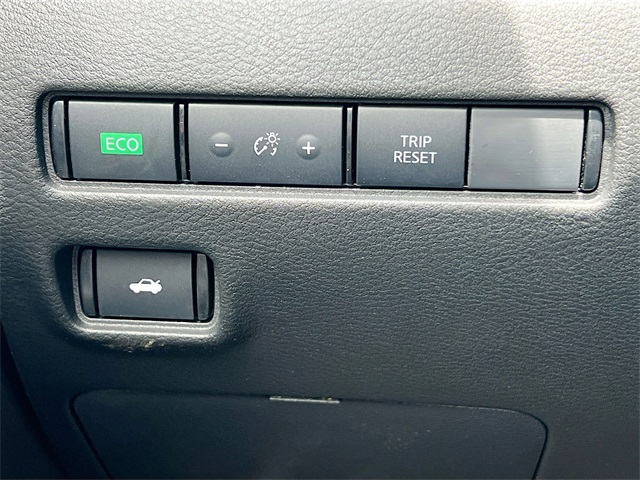 Vehicle image 26 of 33