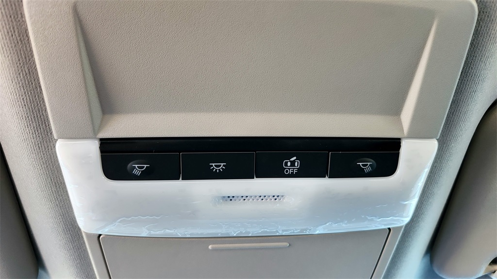 Vehicle image 21 of 38